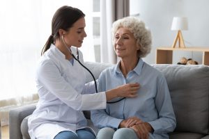 Dores no peito? Saiba quando procurar por um cardiologista